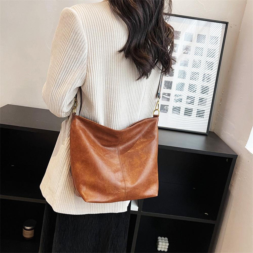 Fashionable wide shoulder strap shoulder bag, retro PU leather women's crossbody bag, casual bucket bag
