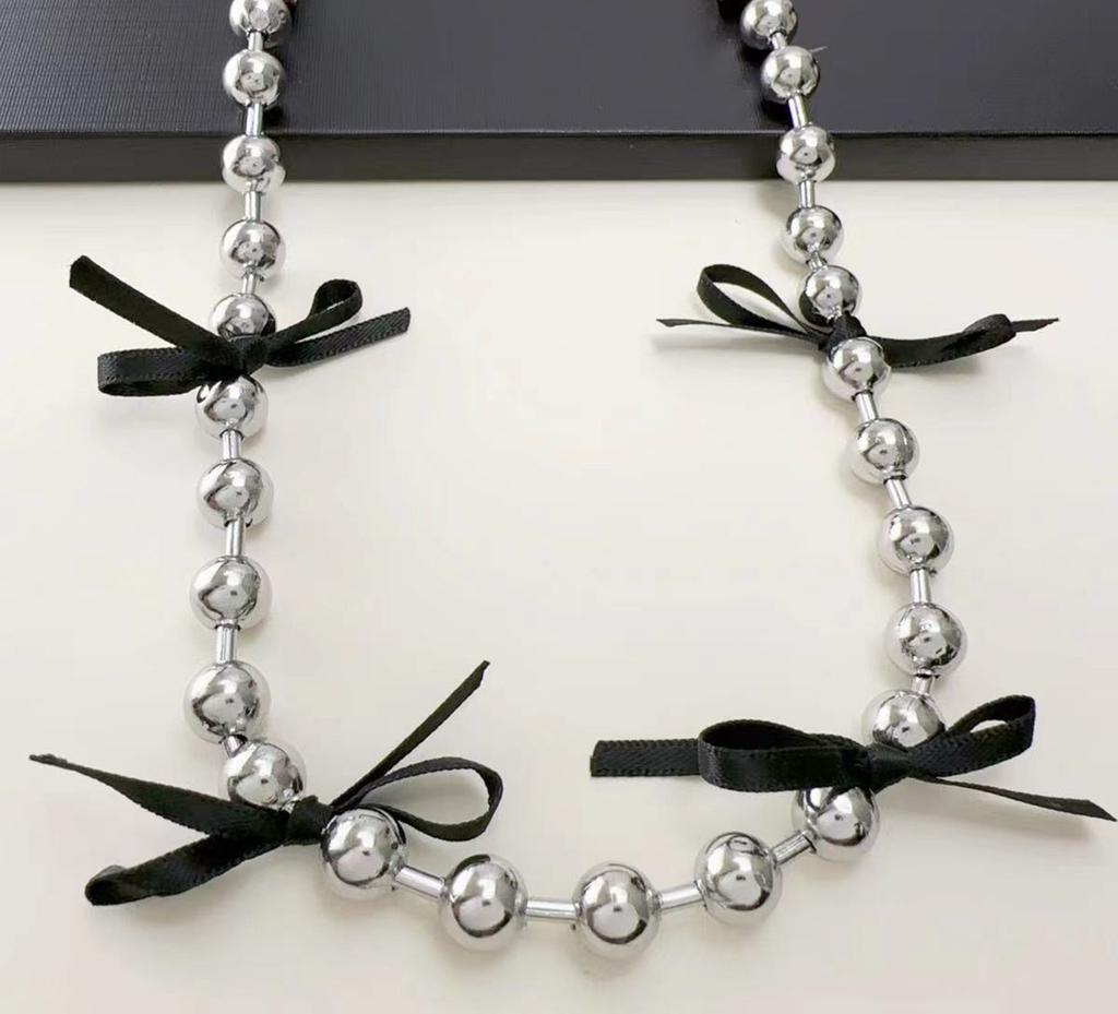 Collier Élégant et Chic avec un Délicat Accent de Nœud Papillon Chaîne de Cou Élégante en Acier Perlé Bijoux pour les Fashionistas