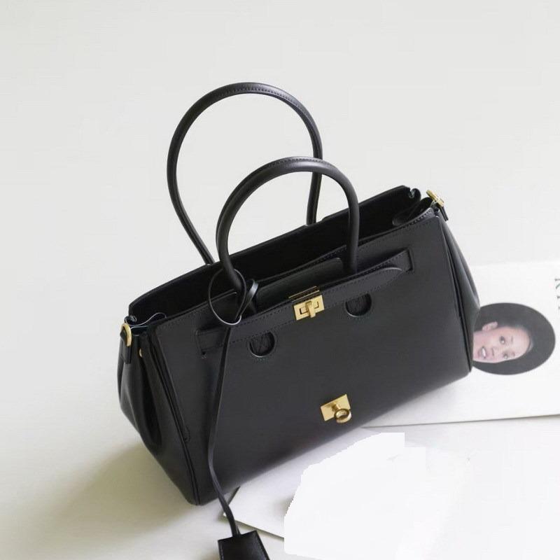 

2025 Новая женская сумка из натуральной кожи Head Layer Cowhide Neutral Hot Girl Motorcycle Bag BA Большая вместимость Commuter Single Shoulder Женская сумка 31x23x16CM чёрный/золотой