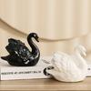 Figura di Anatra in Porcellana Statuetta Animale Ceramica Elegante da Collezione per Case Moderne Accento Ornamentale per Styling Interni Ufficio