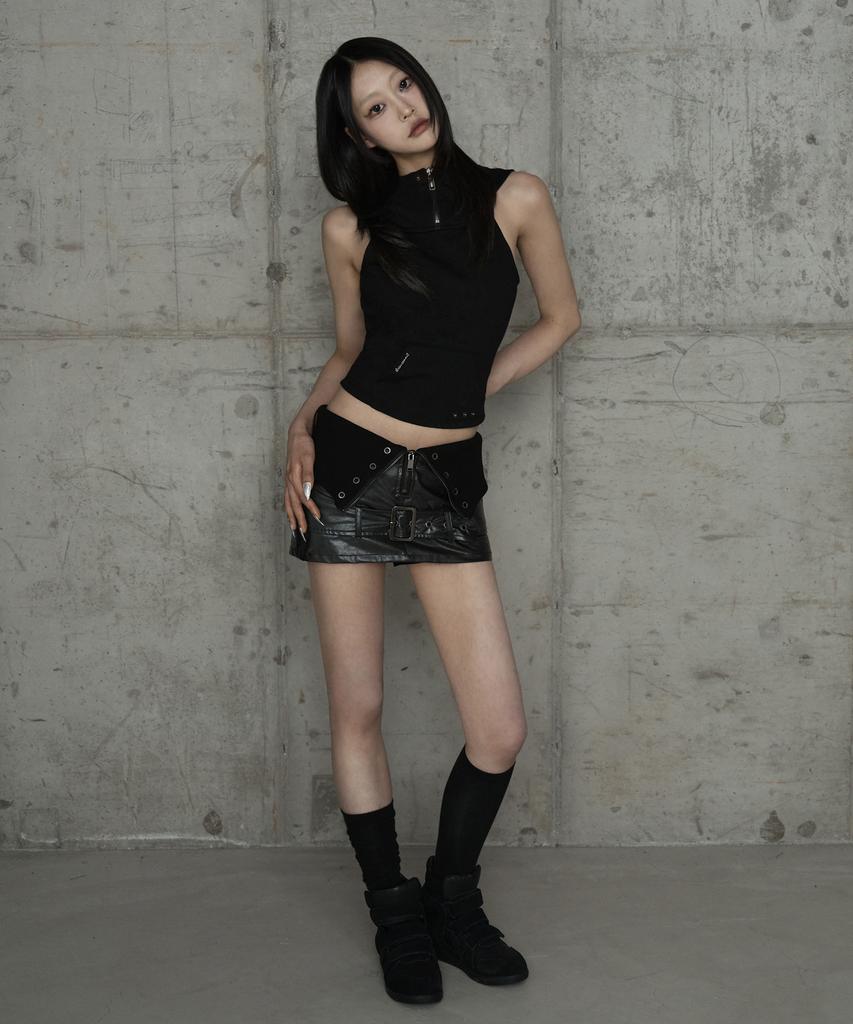 ETRE AU SOMMET Zipper Halter Turtleneck Point Pocket Hoodie (Black)