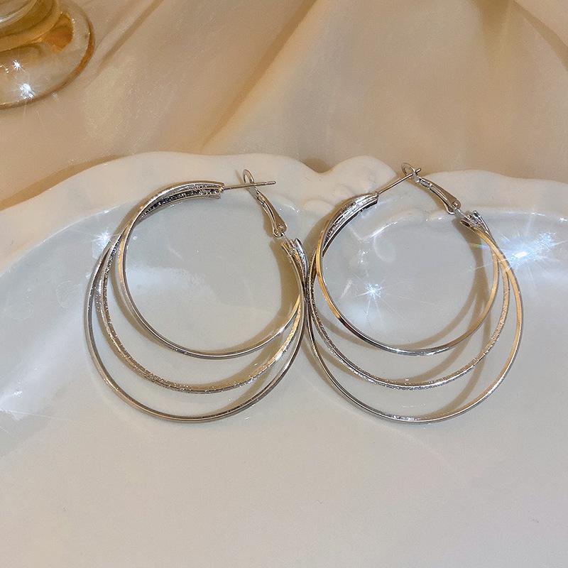 

European and American personality winding C-shaped earrings simple ins style earrings Internet celebrities light luxury cold wind earrings women