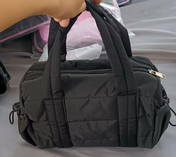 Gesteppte Damen Mini Sporttasche mit abnehmbarem Umhängegurt