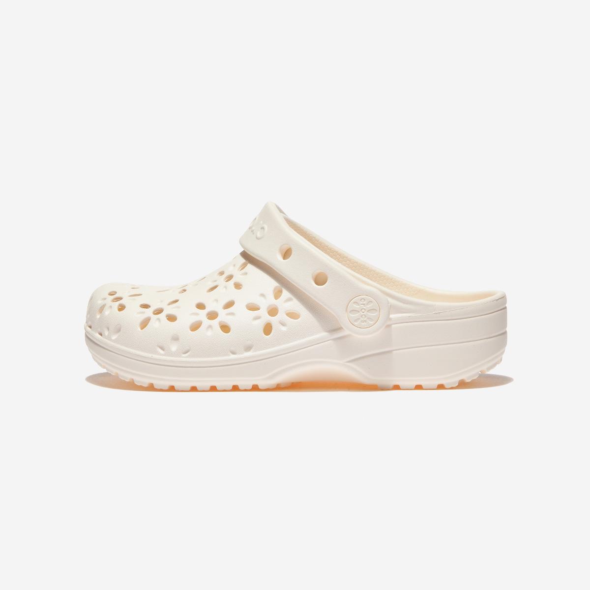 

[Crocs] Classic floral cutout clogs kids, CRS210943, 1010112421, Popular Korean Shoes 175