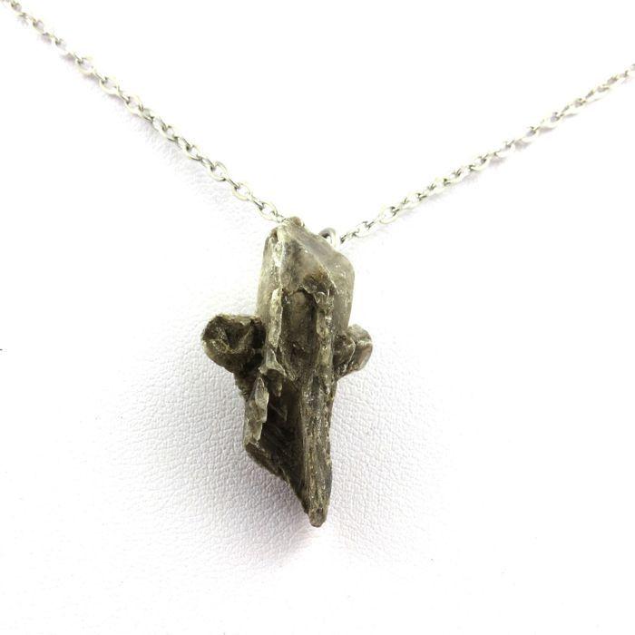 Pierres et Minéraux. Collier Gypse brut. 23.99 ct. Marcieu, Isère, France.