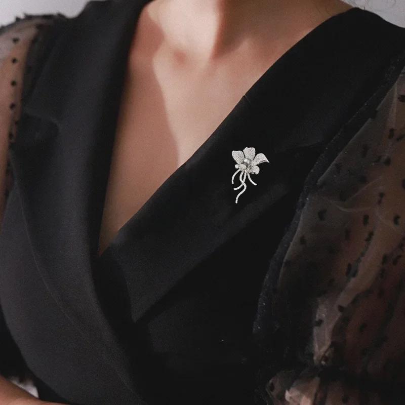 Exquisite Luxury Copper Gold-Plated Zircon Pearl Flower Brooch for Women.