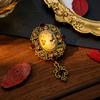 Klassisch Damen Herren Vintage Relief Schönheit Anhänger Broschen Corsage Mode Unisex Retro Barockstil Kristall Abzeichen Schnallen Anstecknadeln