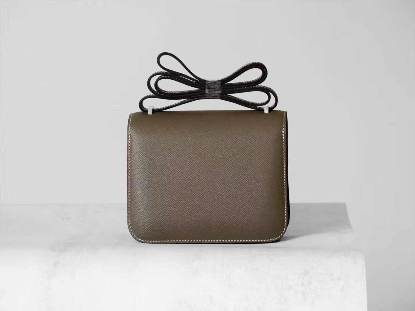 

Нишевая сумка бортпроводника с модным, повседневным и высококлассным ощущением. Это одноплечная сумка кроссбоди с принтом пальм. 19x4x15cm