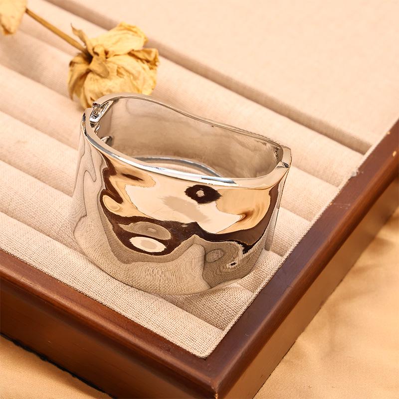 Винтажный текстурированный браслет с широким ободком и вогнуто-выпуклым дизайном