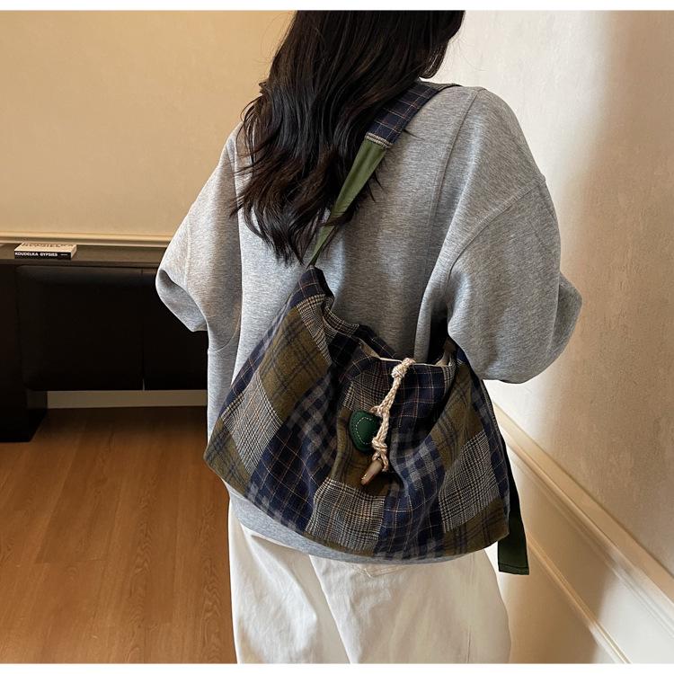 Autumn/Winter Retro Plaid Tote: Lightweight, Versatile, Large-Capacity Women's Crossbody Bag