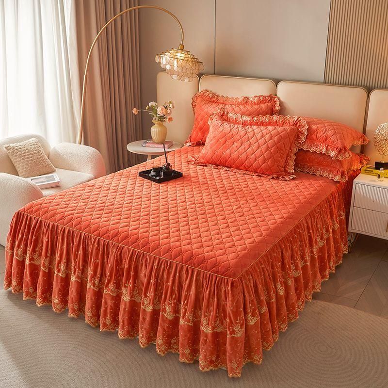 Zeitgenössisches gestepptes Karomuster-Spitzen-Bettrock-Set mit Kissenbezügen - 3-teilig, weiches, bequemes, atmungsaktives einfarbiges Design für das Schlafzimmer