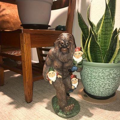 Wilder Mann hält Zwerg Dekorative Harz Handwerkskunst Display, Heimhof Design, Niedlicher Wilder Mann Dschungel