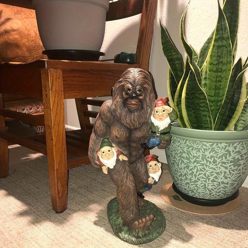 Wildman Holding Dwarf Decorative Resin Handicraft Display, Home Courtyard Design, Cute Wildman Jungle