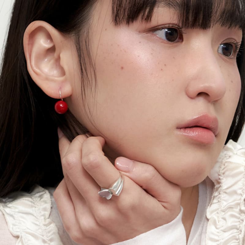 geegee [silver925] red ball hook earring