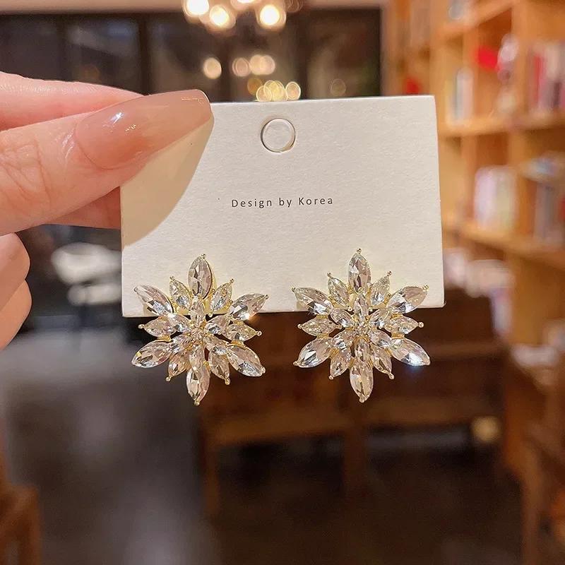 

Luxury Shiny Gold Color Crystal Flower Stud Earrings for Women Charm Fashion Korea Earring Bride Party Jewelry Accessory Gifts
