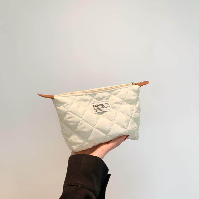 Elegant Handheld Quilted Makeup Pouch For Girls With Soft Pu Material And Trendy Design