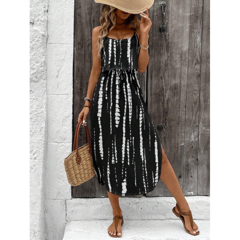 Ein sexy bedrucktes Neckholder-Kleid für Damen Ein gerafftes Kleid im Urlaubsstil