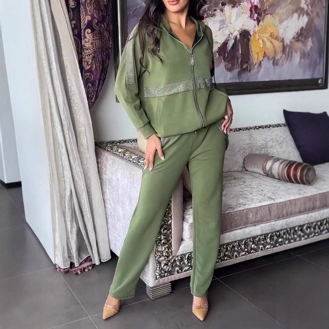 

Женское худи оливкового цвета на молнии с серебристой отделкой и подходящими брюками прямого кроя, спортивно-элегантный наряд S зелёный