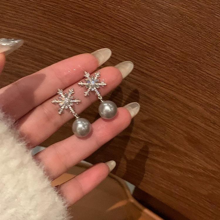 111 Silver Needle Fashion Niche Design Zircon Snowflake Earrings Women's Light Luxury Premium Pearl Earrings Temperament Earrings