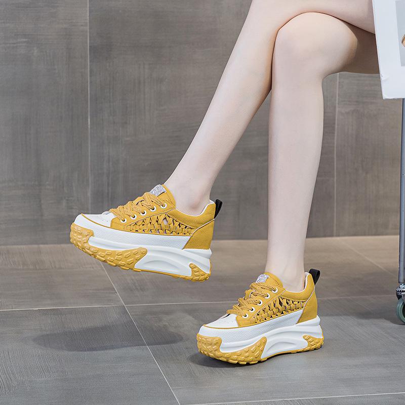 Sandale albe, casual, cu talpă joasă, pentru femei, vara 2024, respirabile, cu talpă groasă și călcâi interior ridicat, design sport din piele naturală.