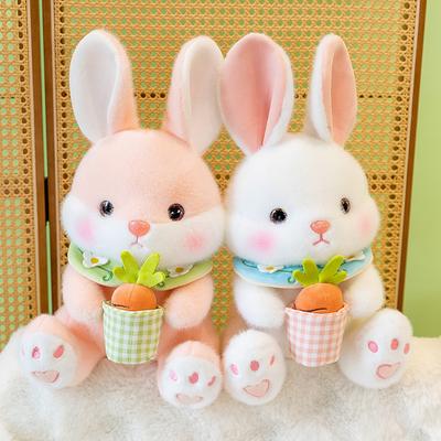Süßes kleines Kaninchen mit Karotten-Plüschtier