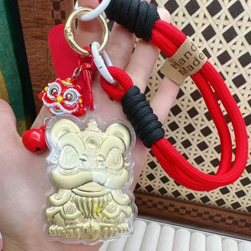 Goldener Löwentanz-Anhänger mit 20 mg Gold - Schlüsselanhänger und Handykette im Nationalen Trend als Geschenk.