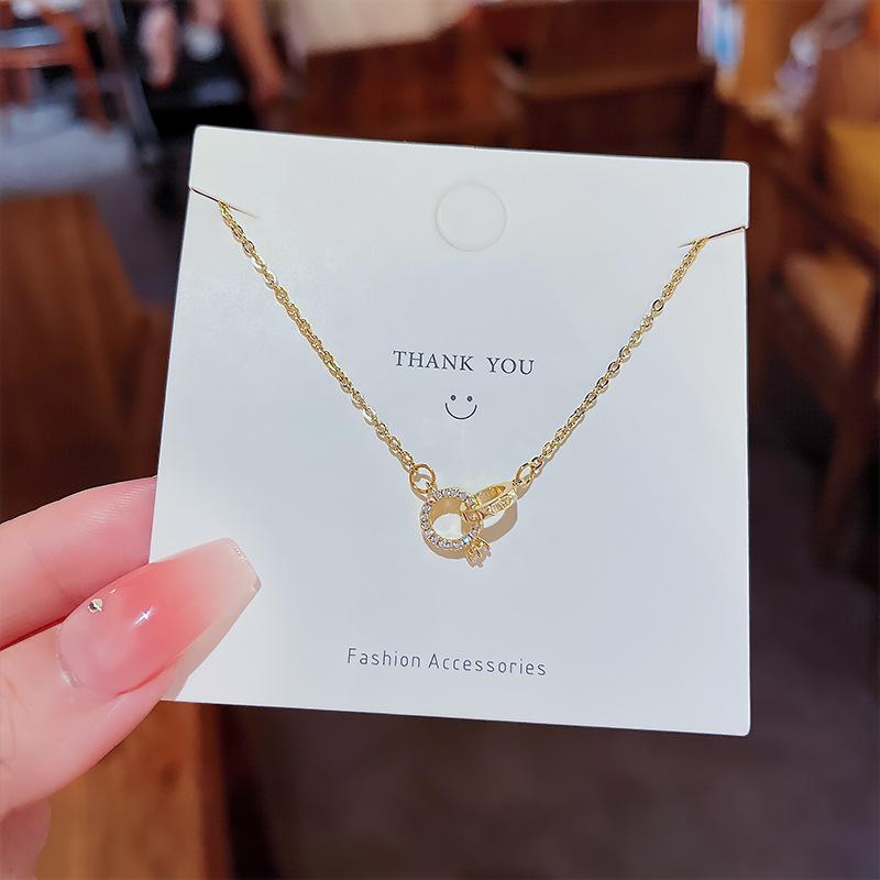 Leichte, luxuriöse, temperamentvolle Halskette mit Fee-Joker-Ins-Anhänger, neues, leichtes, luxuriöses Nischengeschenk für seine Freundin.