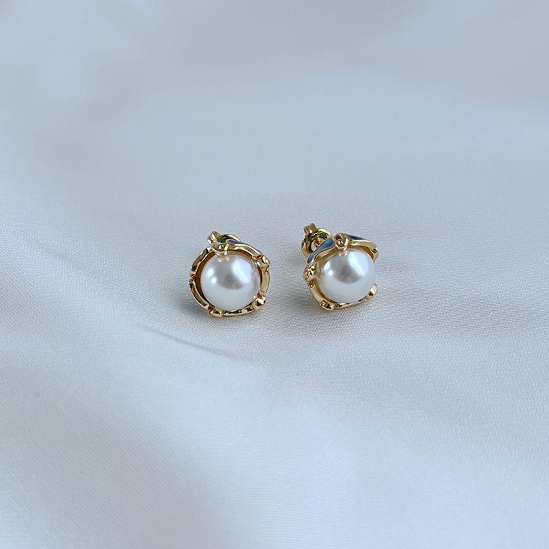 

Элегантные серьги-пусеты в виде цветка с эмалью и жемчугом синий