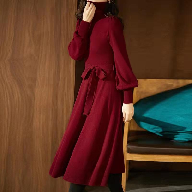 Rochie pulover tricotată cu guler înalt, mâneci tip felinar, croială mulată, cu curea lungă