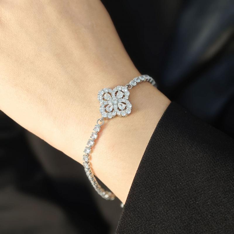Bracelet Loop Four-Leaf Clover Bracelet Women'S Light Luxury Niche Full Of Diamond Snowflake Hand Jewelry Cold Wind High Sense