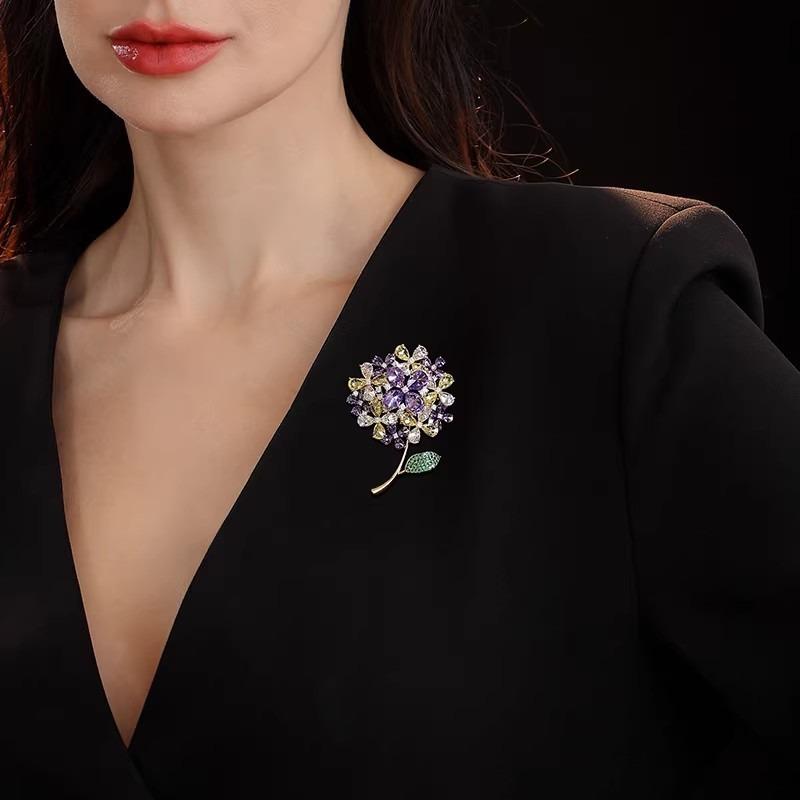 Ball Flower Brooch - Elegant and Refined Crystal Brooch for Women, Luxurious and Exquisite Pin.