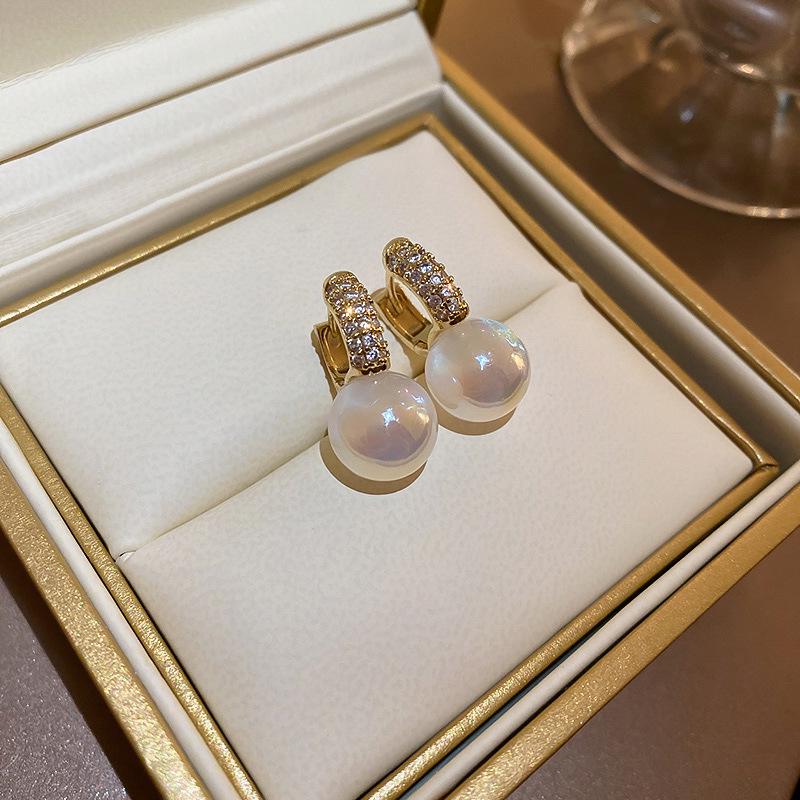 French Retro Zircon & Pearl Geometric Stud Earrings: Luxurious and Fashionable Accessories for Women