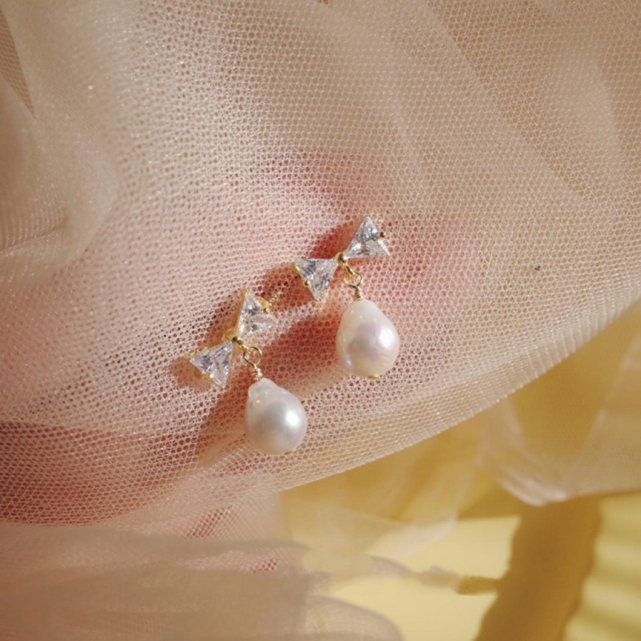 Temperament Simple Daily Butterfly Rhinestone Edison Baroque Natural Pearl Water Drop Pearl Pendant Handmade Stud Earrings Silver needle