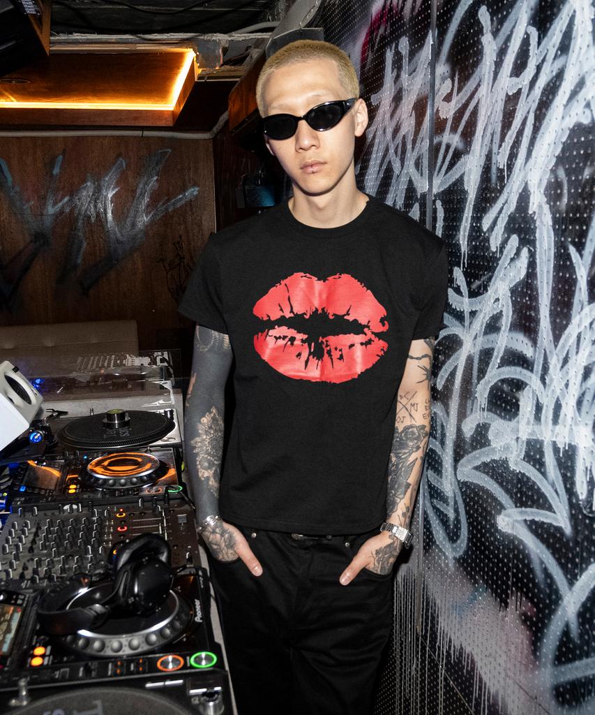SHIRTMYLIPS Kiss Mark Rockstar Crop T-Shirt Black