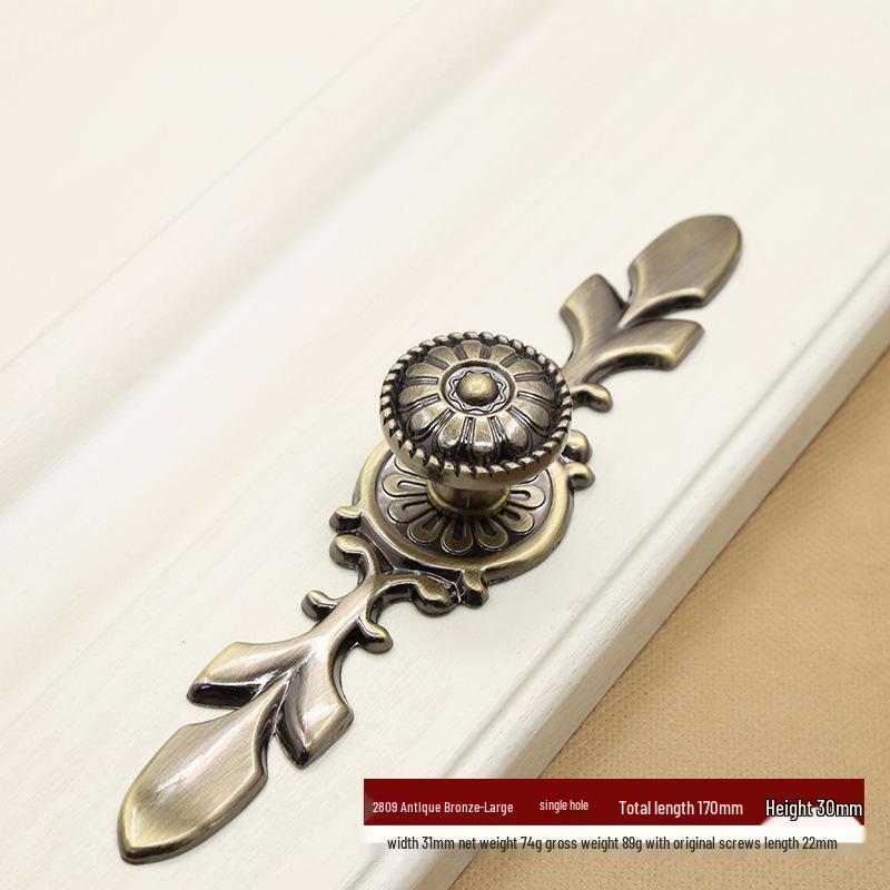 European Style Antique Bronze Pull Handle for Kitchen Cabinets, Wardrobes, and Drawers - Classic Retro Zinc Alloy Design.