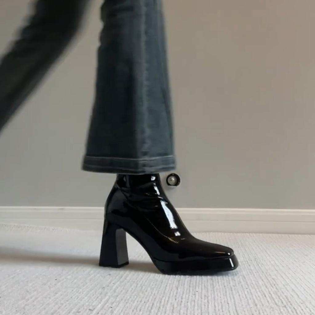 Lakovaná kůže silná podrážka vysoký podpatek krátké boty dámské britský vítr voděodolné stolní čtvercová špička zadní zip tenké boty