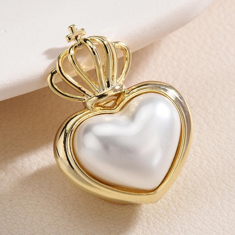 

Korean Heart Crown Brooch: Versatile Fashion Pin with Magnetic Closure золотой