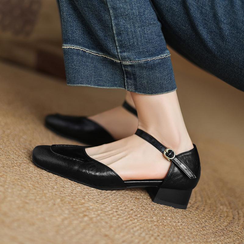 Sommer Damen Sandalen mit niedrigem Absatz und flacher Sohle, neue Tasche mit Blockabsatz, Damenschuhe mit Schnalle, Taschenkopf, Gummihohlsohle