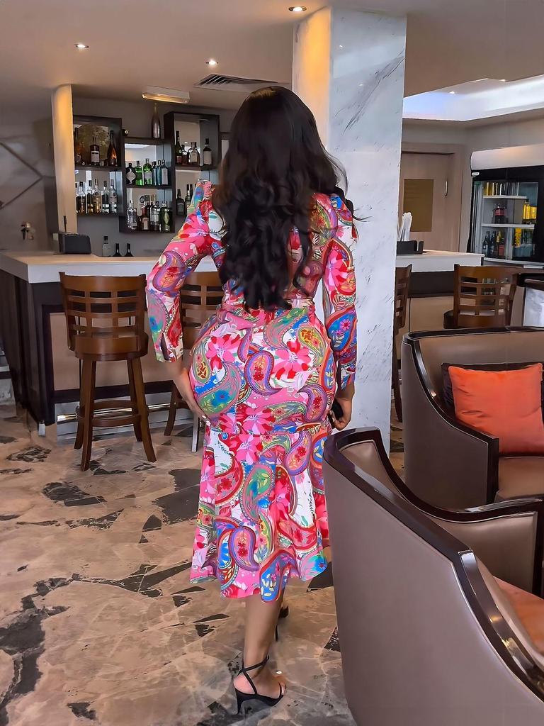 Elegantes Slim-Fit-Druckkleid mit langen Ärmeln und unregelmäßigem Saum für Frühling und Herbst