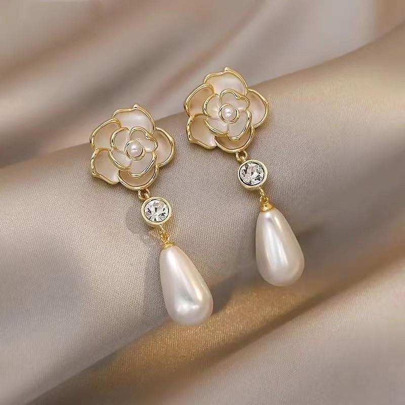 

Women s Long Camellia Flower Pearl Lightweight Dangle Earrings Water Drop Tassel Pendant Vintage Nature-Inspired Elegant Chic French Style