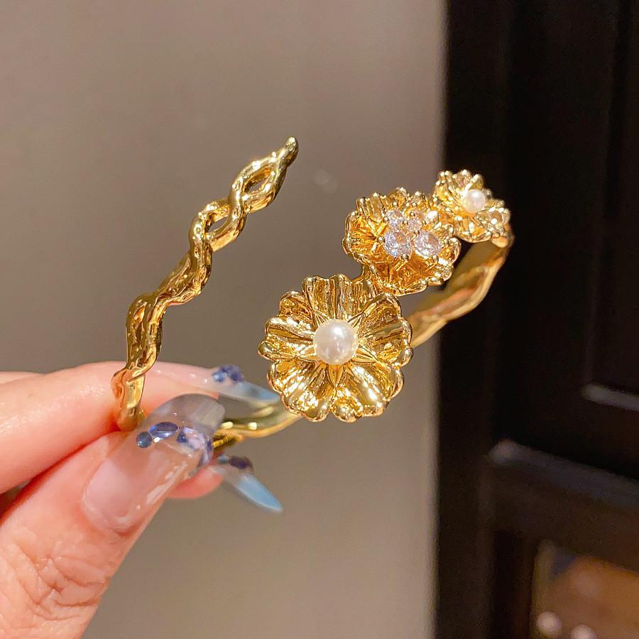 Artistic Floral Zircon Pearl Hand Bracelet With Antique Style For Daily Wear