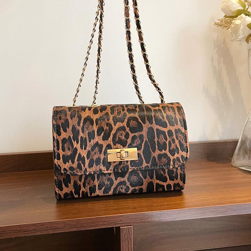 2025 New Foreign Style Underarm Small Square Bag European and American Retro Shoulder Bag Women's Bag Trend Light Luxury High Sense