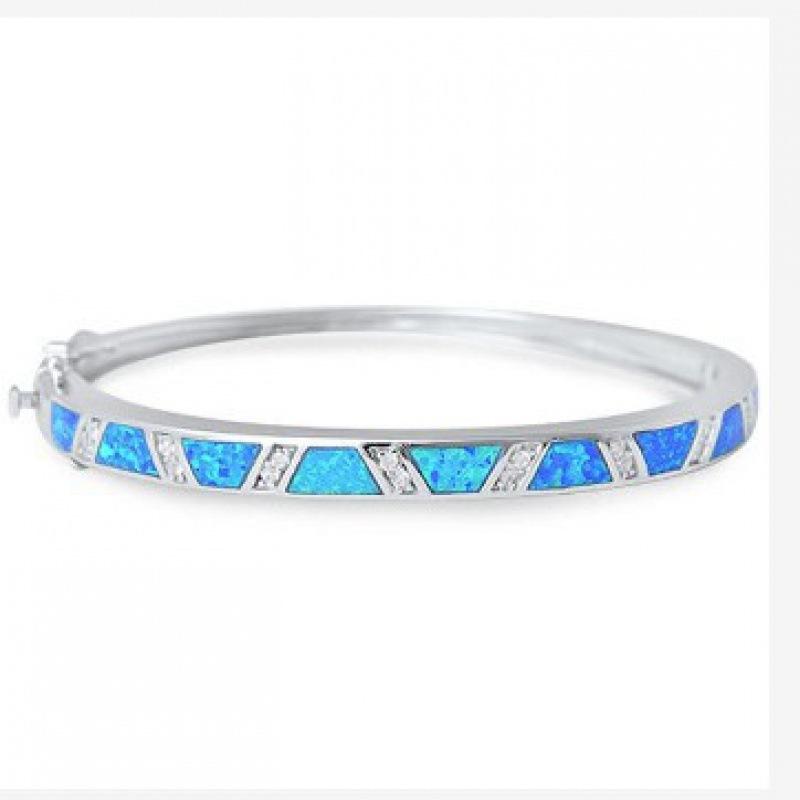 

New products are hot in Europe and America, and the platinum blue opal trapezoidal splicing light white diamond bracelet is popular.