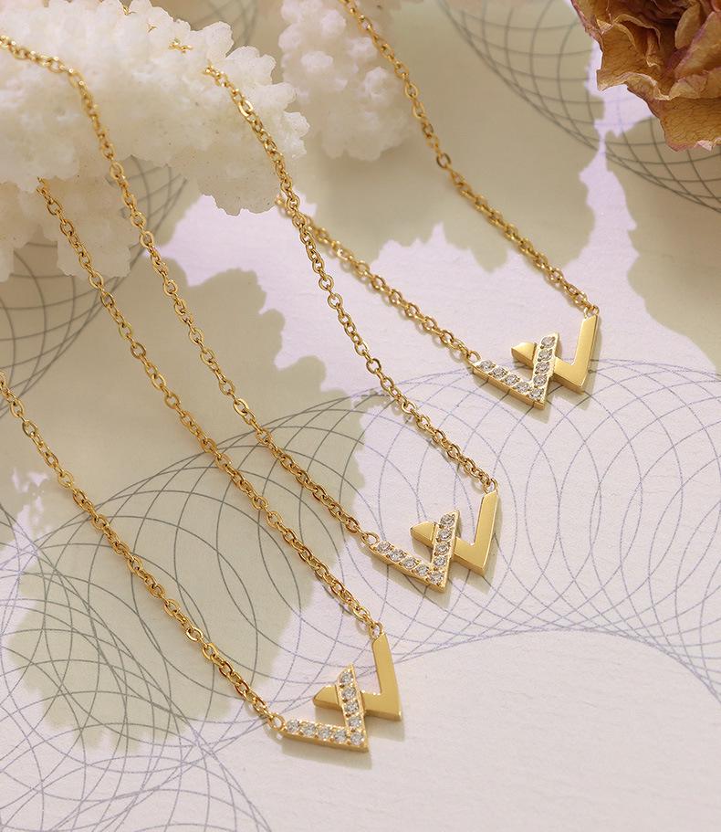 Korean Trendy Rhinestone 'W' Pendant Necklace in 18K Gold-Plated Titanium Steel