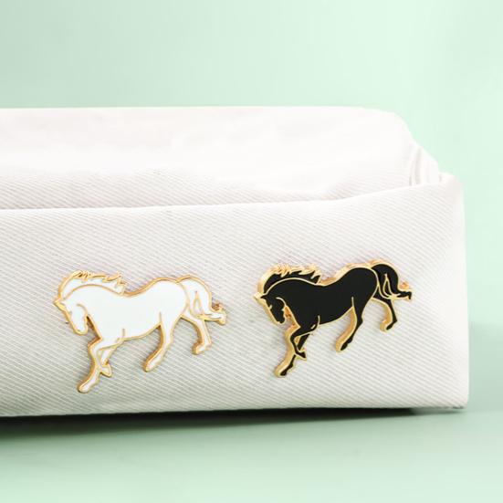 Pferdebrosche Chinesischer Stil Emaille-Anstecknadel Glattes Liniendesign Tieranstecknadel Metalleinfassung Leicht Anzugreversabzeichen