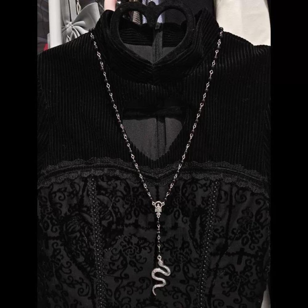 Gotischer Anhänger Schlangenförmig Silberfarbe Halskette mit schwarzen Rosenkranzperlen für Damen Halloween-Party Mystisches Hexen Schmuckzubehör