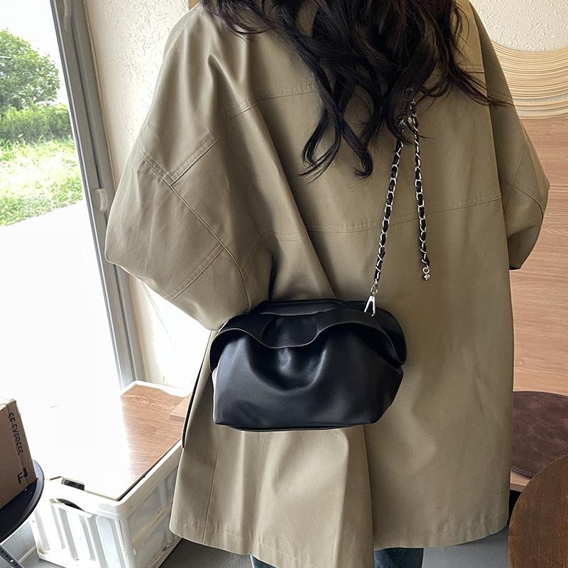 

2025 осень новая цепочка сумка для поездок на работу дизайнерская нишевая сумка-мессенджер модная универсальная сумка на плечо женская 19*11*16 чёрный