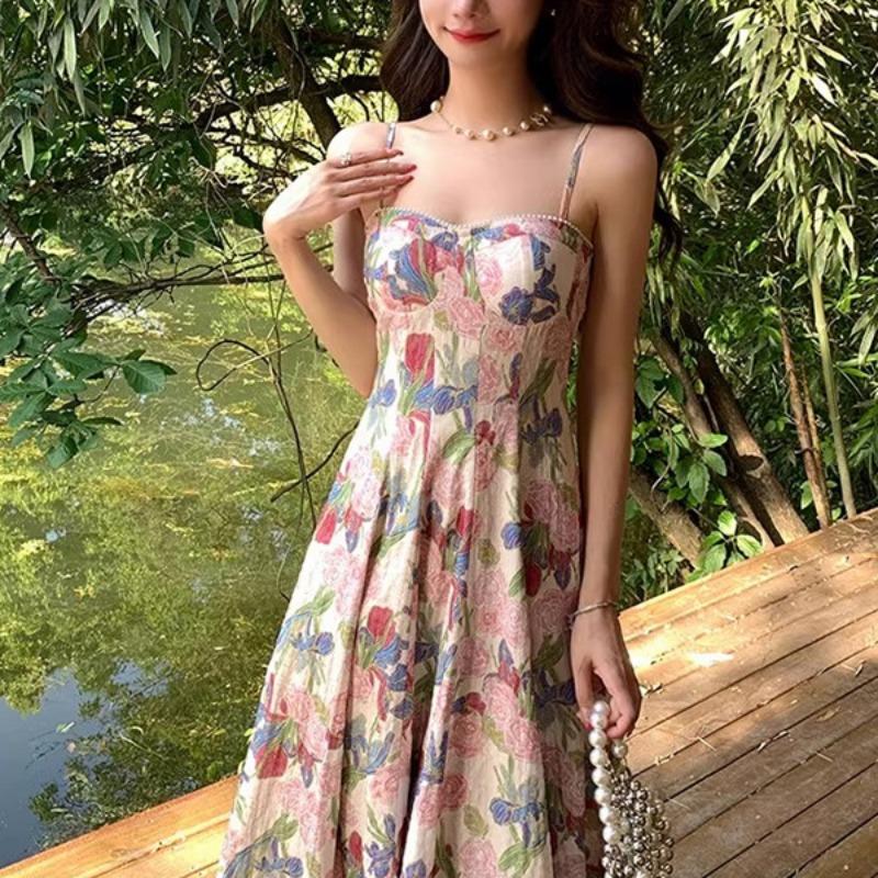Vestido de mujer francés con cuello halter floral y suave estilo veraniego, vestido largo de alta gama con un toque de estilo.
