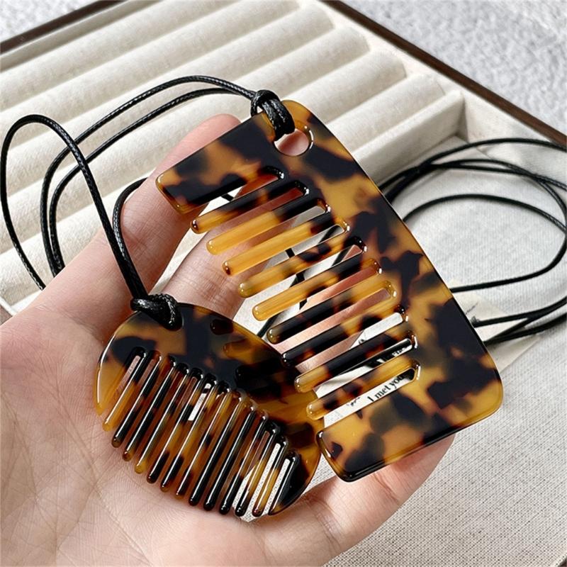 Modische Halskette mit Kammanhänger zum Stylen von Fransen. Tragbares, robustes Schmuckaccessoire aus Acryl für Damen und Herren im täglichen Gebrauch.