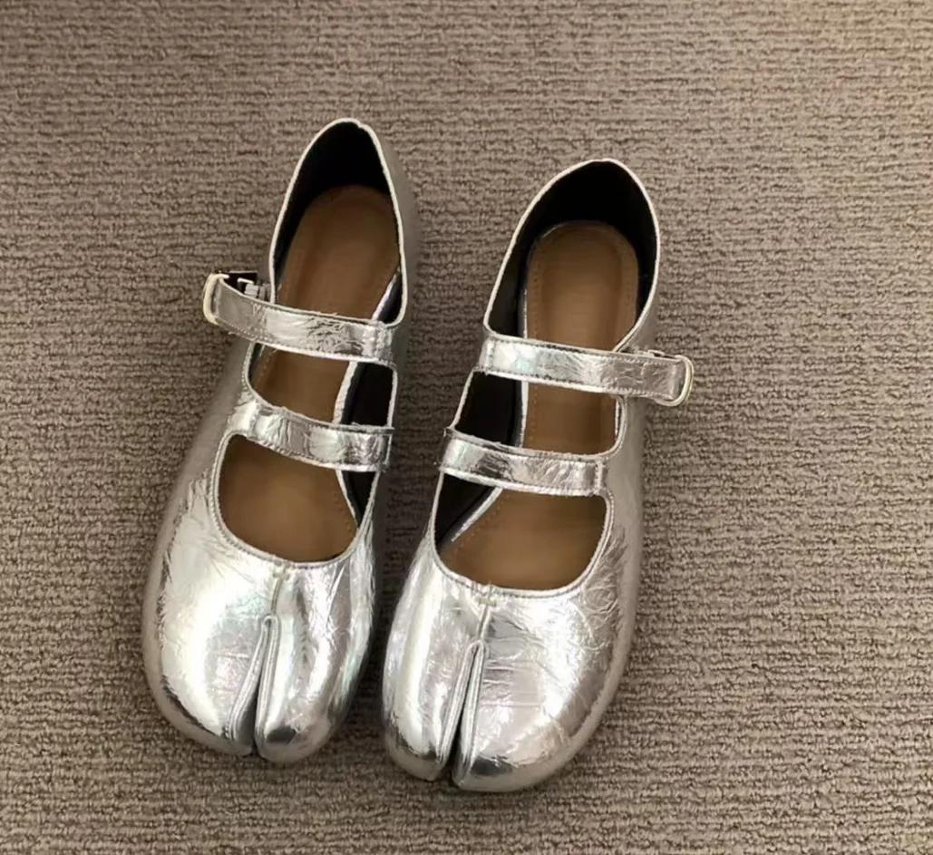 Мода 2025 Обувь Таби Ниндзя в Японском Стиле Женские Ретро Замшевые Балетки с Раздельным Пальцем и Носком-Копытцем Туфли-Лодочки Женские Мэри Джинс Мокасины Балетки 40 серебряный 2890₽